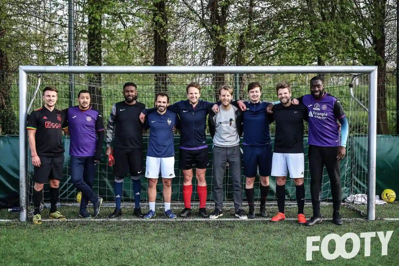 X&3K Team Picture on the pitch